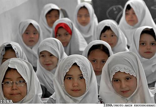 کدام یک از دانش آموزان اتباع غیر ایرانی باید برای ثبت نام مدرسه به دفاتر کفالت مراجعه کنند؟