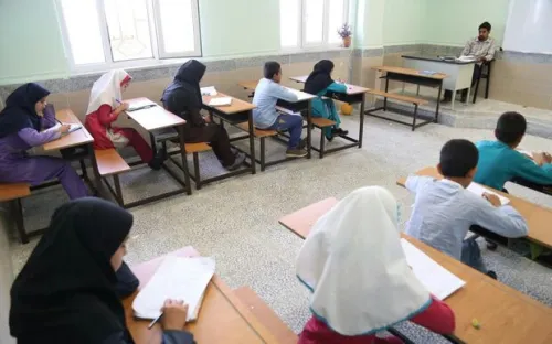 تنها دانش آموز بازمانده از تحصیل یک روستا به مدرسه می رود
